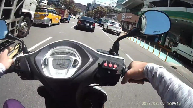 員警追捕前方逃逸黑色自小客車。（警方提供）