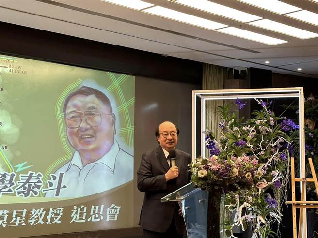 柯建铭表示，今日看见国民党总统参选人、现任新北市长侯友宜提出的能源政策，「核一二三延役、安全重启核四」，他不禁喟然长嘆，侯友宜为了靠拢深蓝，不惜提出完全违背民意。（摘自柯建铭粉丝专页）