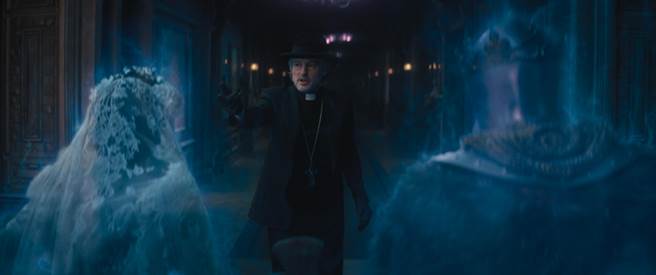 欧文威尔森在《幽灵公馆》里诠释话术高明的神父。（迪士尼提供）