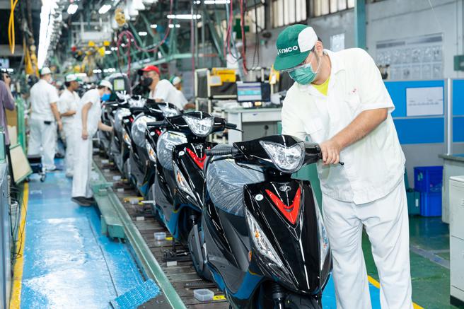 光阳紧急因应超杀优惠而爆量的市场需求加速产能，平均一分钟即可组装一台。（光阳提供／陈大任台北传真）