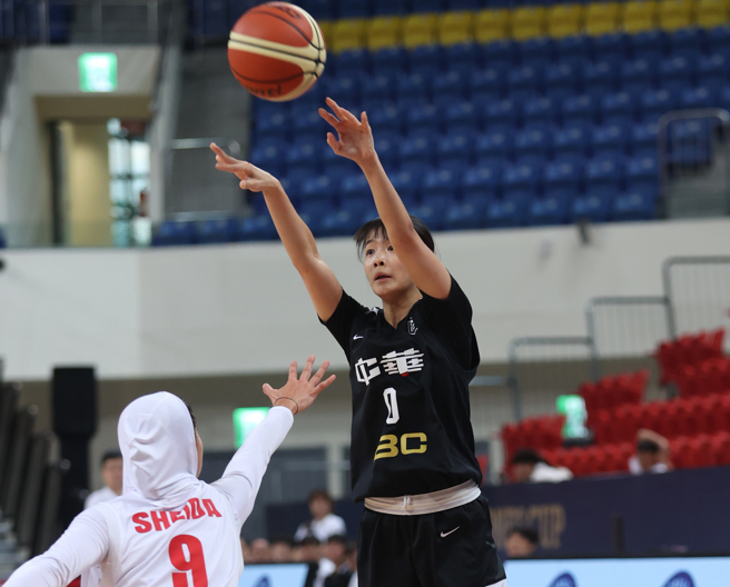 「小白」黄沁瑜投进4记三分球、抢下12分。（中华篮协提供）