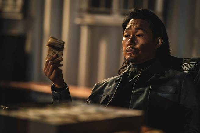 朴星雄在《保護者》中飾演黑道老大。（車庫娛樂提供）