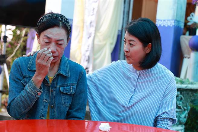 廬山部落農民林坤山巡田水遇土石流罹難，南投縣長許淑華9日至喪宅安慰罹難者遺孀。（楊靜茹攝）