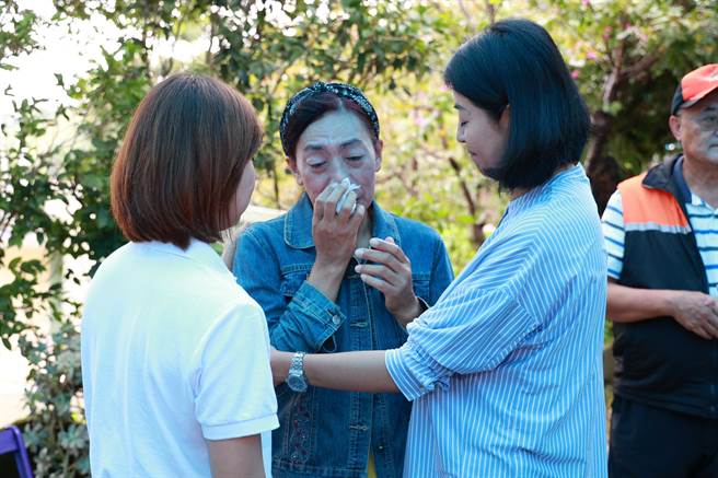 罹難者林坤山遺孀看到南投縣長許淑華，難過得不斷落淚。（楊靜茹攝）