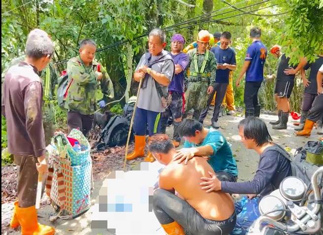 廬山部落農民林坤山巡田水罹難，6日搜救人員在土石流堆中尋獲其遺體，親友撫屍痛哭。（民眾提供／楊靜茹南投傳真）