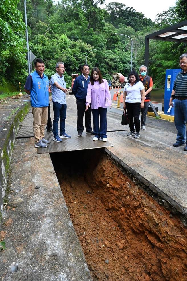 立委马文君查看「桃米社区供水改善工程」施工情形，最快明年6月底完工，提供乡亲优质又稳定的饮用水。（杨静茹）