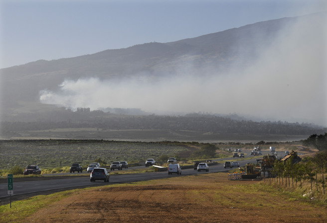 夏威夷第二大岛毛伊岛野火蔓延，岛上的哈莱亚卡拉火山（Haleakala）附近8日浓烟密布。（美联社）