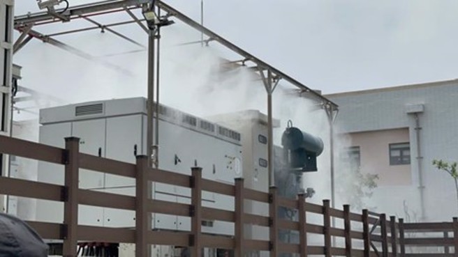 消防水雾系统启动时能将周遭温度降低，并阻止粉尘扩散，防止扩大延烧范围。（图／台南市消防局官网）