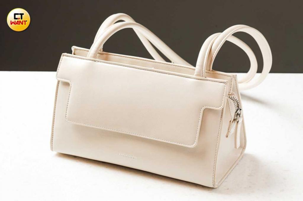 去韓國買的Find Kapoor包包，簡單的設計加上容量大，讓紀欣伶滿意到買了兩色。（圖／林士傑攝）