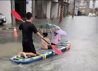雨彈狂炸！台南安南淹成水上樂園 民眾划槳外出畫面曝