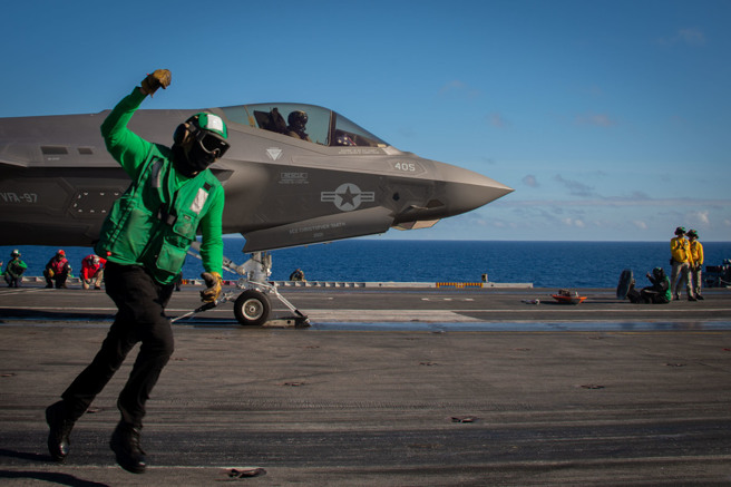 1架F-35C戰機準備從「卡爾文森」號（USS Carl Vinson，CVN-70）航母甲板上起飛的畫面。（美國海軍）