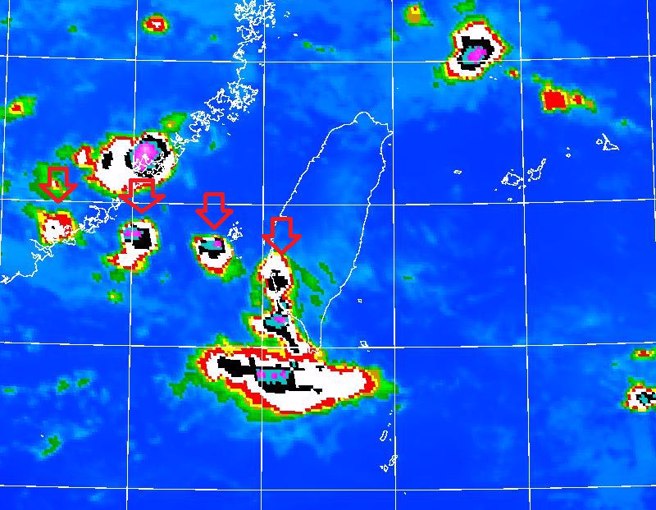 郑明典贴出红外线云图照片，4坨对流胞等间隔排列，提醒民眾要小心。（翻摄郑明典脸书）