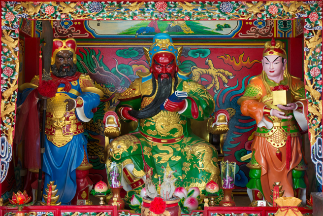 今天是「关圣帝君」圣诞，民眾把握机会祭拜，求智慧、求财、求升官，不过千万别拜错。（示意图／Shutterstock）