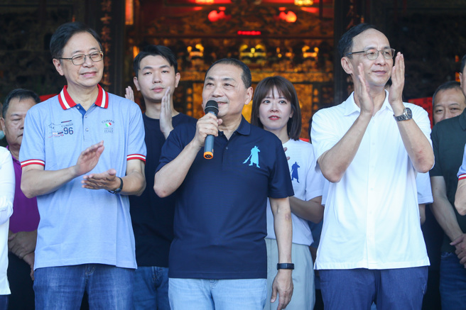 桃園市大溪普濟堂慶祝關聖帝君誕辰，10日清晨展開大遶境，國民黨主席朱立倫（右）、國民黨總統參選人、新北市長侯友宜（中）與桃園市長張善政（左）一同到大溪普濟堂上香祈福，並參與繞境活動。侯友宜特別穿上印有關公形象的紀念Polo衫出席慶典，以感念關公「重然諾」的忠義精神，他跟關聖帝君祈願，若當選總統要保護台灣人民，讓這塊土地沒戰爭，後代過平安好日子。（陳麒全攝）