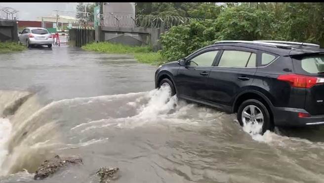 台南市仁德区机场路495巷路面积水严重。（读者提供／曹婷婷台南传真）