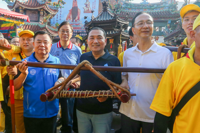 桃园市大溪普济堂庆祝关圣帝君诞辰，10日清晨展开大遶境，国民党主席朱立伦（右）、国民党总统参选人、新北市长侯友宜（中）与桃园市长张善政（左后）一同到大溪普济堂上香祈福，并参与绕境活动。侯友宜特别穿上印有关公形象的纪念Polo衫出席庆典，以感念关公「重然诺」的忠义精神，他跟关圣帝君祈愿，若当选总统要保护台湾人民，让这块土地没战争，后代过平安好日子。（陈麒全摄）