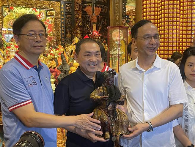 国民党总统参选人侯友宜（中）赴大溪普济堂参与遶境。（吕筱蝉摄）