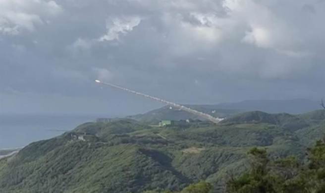 「航母杀手」雄三飞弹九鹏基地试射，命中百公里大字号靶舰。(中时资料库)