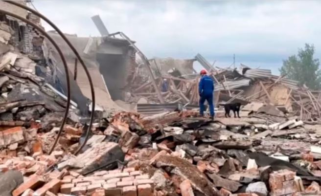 俄罗斯联邦紧急情况部公布的照片显示，一名救援人员在扎戈尔斯克光学机械厂（Zagorsk Optical and Mechanical Plant）爆炸现场。（美联社）