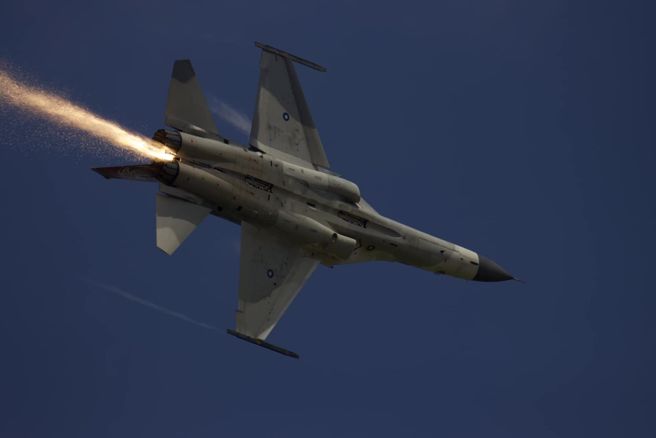 IDF战机引擎尾管突然起火，航迷现场目击。(航迷提供)