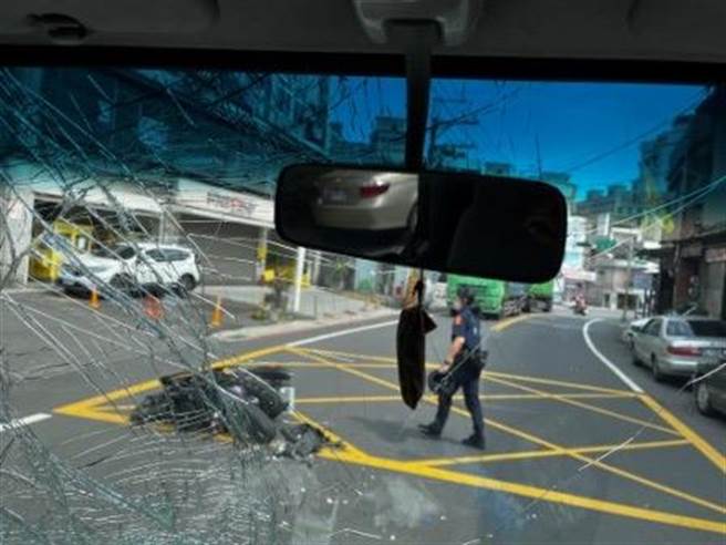 道路交通管理处罚条例修正，6月30日上路，对于吊扣牌照变严格。警方比较去年与今年6月30日至7月31日，桃园酒驾事故少2成。（翻摄照片）