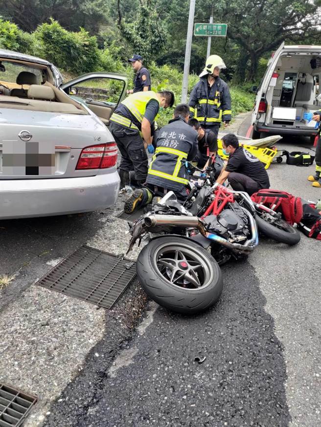 新北市金山區今（10）日早上發生一起嚴重車禍，年約50歲的重機騎士行經三重橋附近時，與一輛汽車發生碰撞，騎士當場失去生命徵象。（黃敬文翻攝）