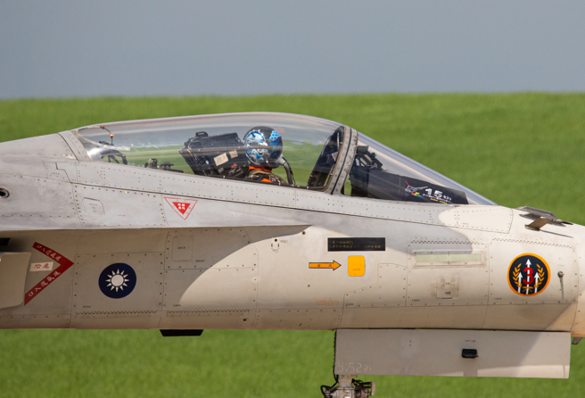 IDF战机引擎尾管突然起火，航迷现场目击。(航迷提供)