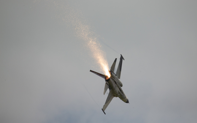 IDF战机引擎尾管突然起火，航迷现场目击。(航迷提供)