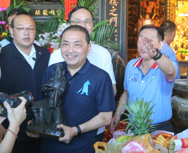 桃园市大溪普济堂庆祝关圣帝君诞辰，10日清晨展开大遶境，国民党主席朱立伦（中后）、国民党总统参选人、新北市长侯友宜（中前）与桃园市长张善政一同到大溪普济堂上香祈福，并参与绕境活动。（陈麒全摄）