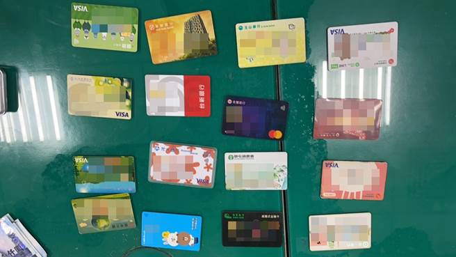警方在少年背包内发现多张提款卡。（警方提供）