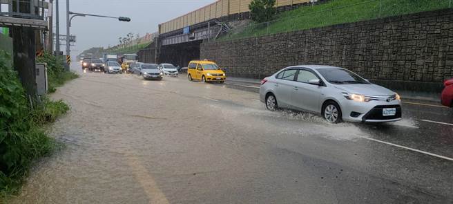 暴雨袭台南，永康大湾交流道涵洞及高速二街积水。（曹婷婷摄）