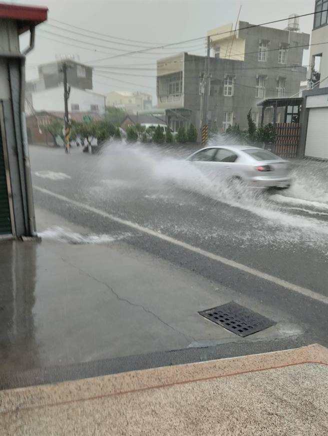 安南区1小时下了6、70毫米雨量，一度积淹水。（读者提供／曹婷婷台南传真）