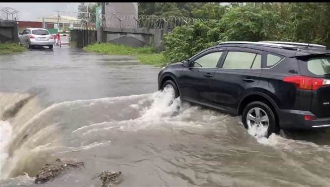 台南市仁德区机场路495巷路面积水严重。（读者提供／曹婷婷台南传真）