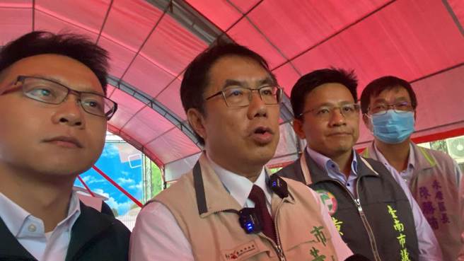 台南市长黄伟哲说明治水工程做了很多，但面对短延时强降雨，还是很头疼。（曹婷婷摄）