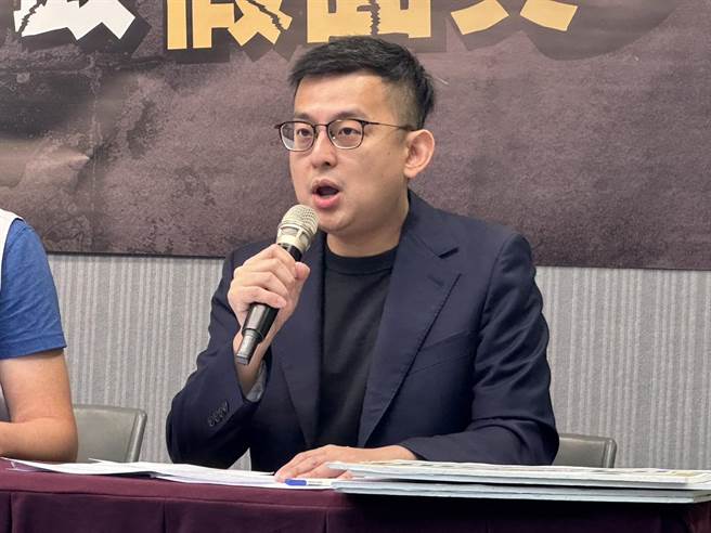 民进党发言人卓冠廷（见图）上午率台北市议员兼立委参选人王闵生、前新北市议员兼立委参选人曾柏瑜及新北市立委参选人吴峥，举行「柯侯财政假面具」记者会。（黄婉婷摄）