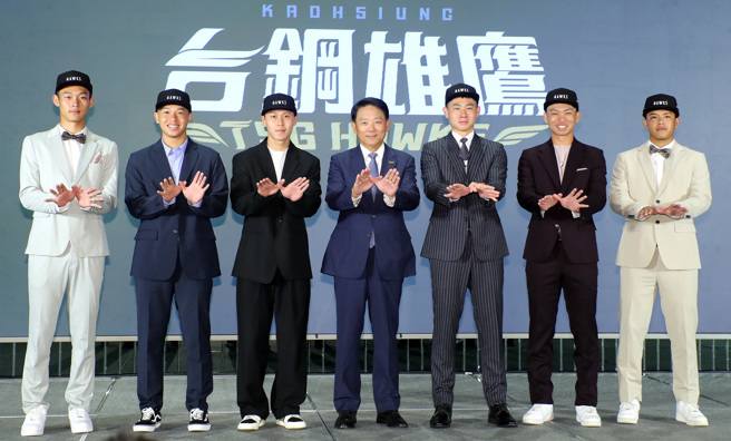 中華職棒7月12日舉行台灣運彩新人球員選拔會，台鋼雄鷹總共挑選了10位選手，有出席選秀會的選手與總教練洪一中（中）合影。（鄭任南攝）
