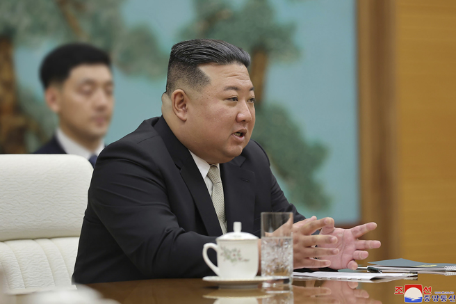 金正恩在朝鲜劳动党第8届中央军事委员会第7次扩大会议中发表上述谈话，并在会中解除北韩最高将领、总参谋长朴秀日（Pak Su Il）职务，不过并未说明原因。(图/美联社)
