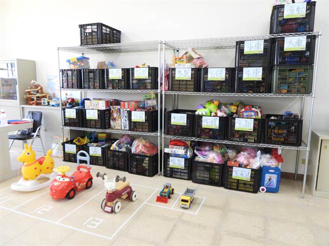国立东华大学洄澜共好大学社会责任（USR）中心在校内成立花莲二手玩具物流站，今天启用后开放学校、机构等单位申请，让偏乡老幼享受玩具的快乐。（罗亦晽摄）