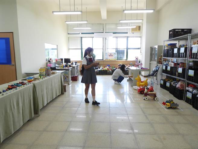 国立东华大学洄澜共好大学社会责任（USR）中心在校内成立花莲二手玩具物流站，今天启用后开放学校、机构等单位申请，让偏乡老幼享受玩具的快乐。（罗亦晽摄）