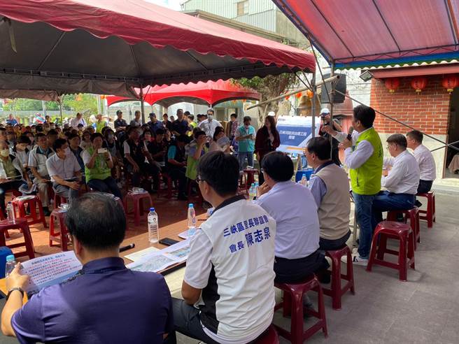 立法委员吴琪铭10日赴长福桥考察，与地方人士会谈。（高钧麟摄）