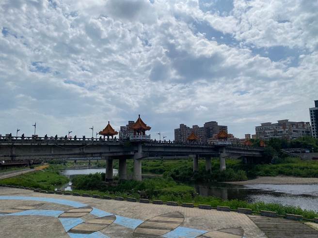 长福桥存在出水高不足和桥长不足等问题，造成长福桥桥台侵入河道，使得改建更加迫切。（高钧麟摄）