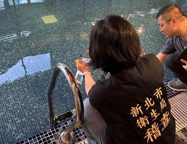 新北市卫生局昨日派员会同中央前往採检，后续由中央进行检验并公布结果。（图／新北卫生局提供）
