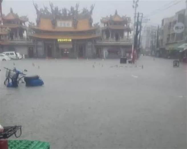 許多汽車、機車被淹過一個輪胎高。（李中岑提供／張毓翎台南傳真）