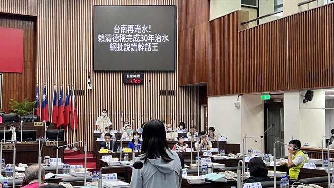 市議員李中岑在質詢時痛批，副總統賴清德在台南市長任內時，稱完成30年治水，但台南卻一再淹水，根本在說幹話。（張毓翎攝）