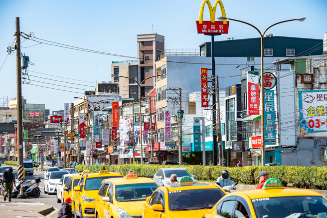 新竹台1线替代道路工程启动「富来．森之青」未来快衔竹北台68线。（台1线新丰车站商圈实景/业者提供）