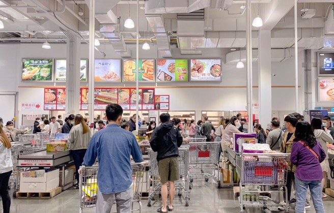 许多卖场针对中秋连假推出限定商品，其中好市多此次推出豪华肉品烧烤组。（示意图／资料照）