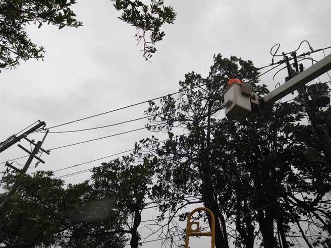 今天中午湖內區一處電線遭到雷襲，所幸自動轉供機制發揮功能，沒有釀成大規模停電災情，目前尚有1戶受影響停電，台電正派員搶修中。圖非今天畫面。（本報資料照片）