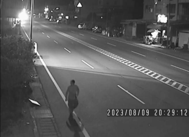 台东市中兴路6段9日晚间传出枪响，1名潘姓男子持空气枪对1家货运行开枪，动机不明。（民眾提供／萧嘉蕙台东传真）