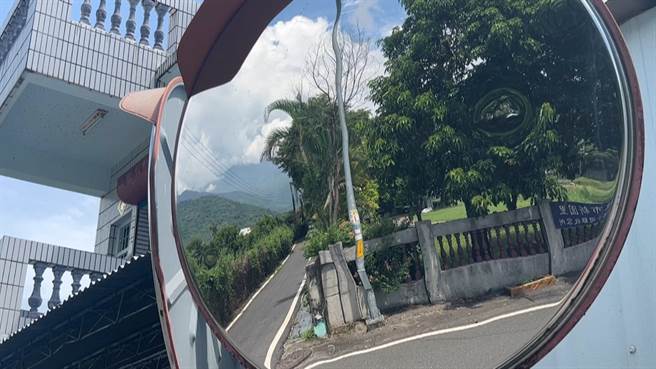 台东1名潘姓男子持空气枪对空击发1颗钢珠弹，道路反光镜面上留有弹痕。（民眾提供／萧嘉蕙摄）