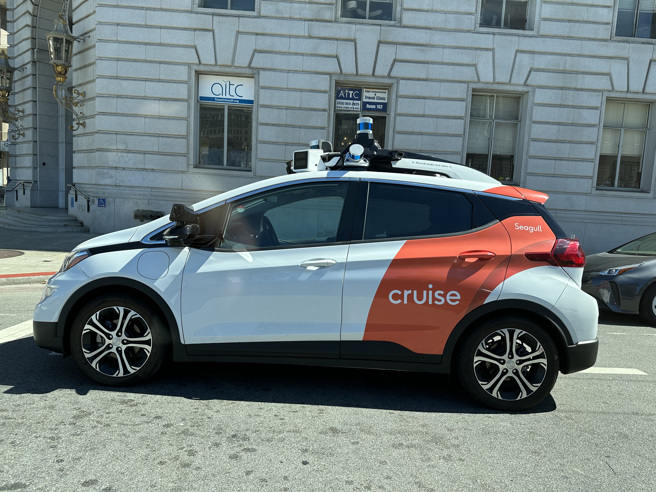 旧金山湾区位处人工智慧发展前沿，无人驾驶车辆满街跑引领变革，但却也衍生乱象。市府官员和科技业者对于「开放全天候收费服务」立场分歧，加州公共事业委员会将进行关键表决。（图/中央社）